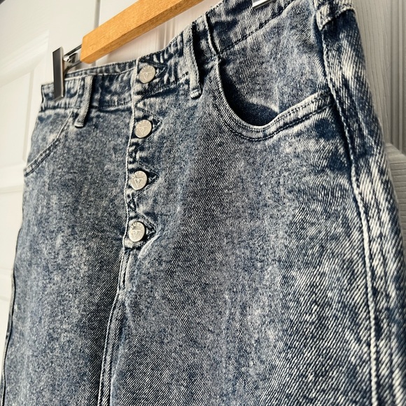 Guess acid washed buttonfly Jean skirt - Picture 4 of 7